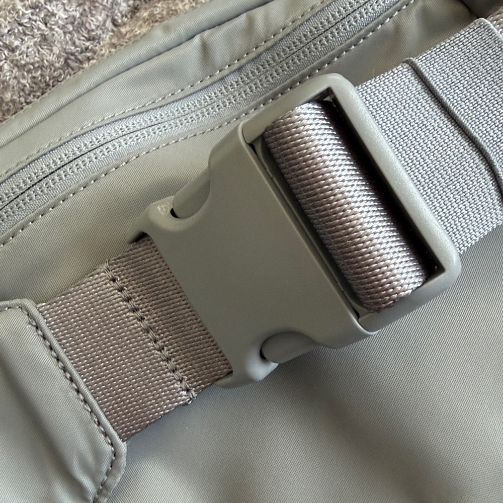 Lululemon Everywhere Belt Bag Large (2L) – Rhino Grey - Picture 4 of 4